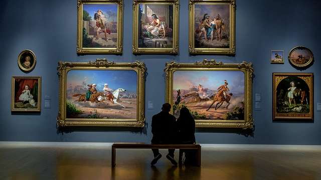 Couple in museum date